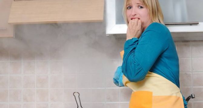 Чтобы неприятный запах на кухне исчез — понадобится микроволновка. Неожиданный, но весьма действенный способ