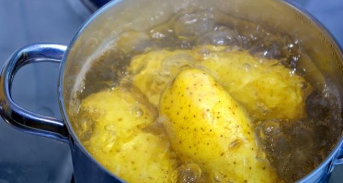 Варите картошку в два раза быстрее: в кипящую воду нужно добавить ещё один продукт