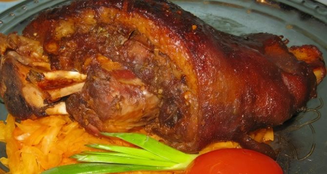 Круче любой ресторанной! Как приготовить домашнюю свиную рульку с хрустящей корочкой?