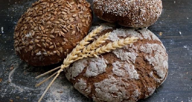 Черствый хлеб снова станет мягким и вкусным за пять минут: в микроволновку класть не нужно