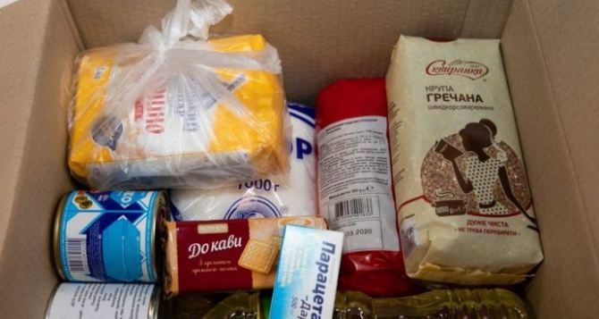 Стартовала выдача продуктовых наборов для украинцев со статусом ВПЛ: где и кому выдают, как получить