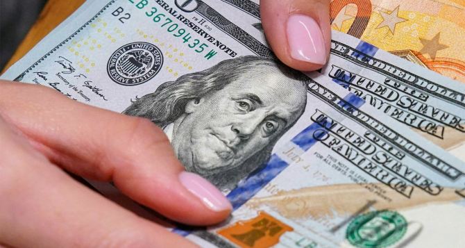 Доллар взял очередной рекорд и приостановился: курс валют 17 апреля 2024 года