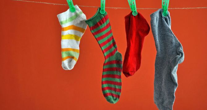 Не выбрасывайте старые носки: с ними сделаете уборку в доме в 2 раза быстрее