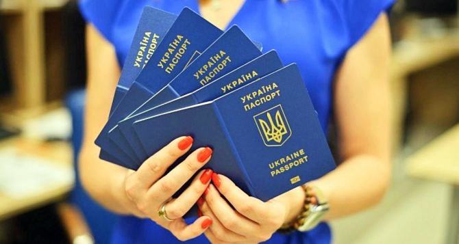 Украинцам за границей перестали выдавать готовые документы — официальное заявление