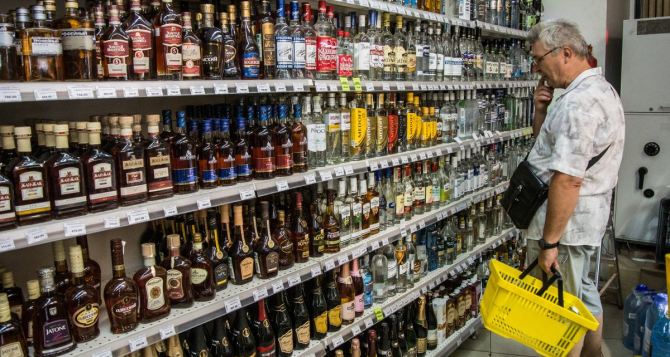 В Украине изменят правила торговли алкоголем, сигаретами и топливом