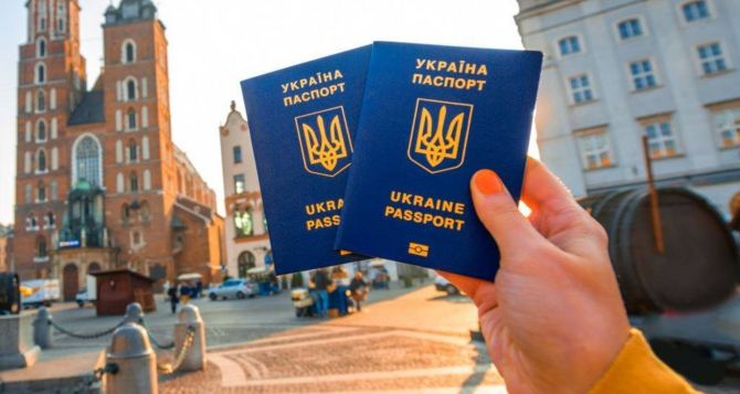 Теперь загранпаспорт Украины мужчины от 18 до 60 могут получить только на территории Украины — постановление Кабмина