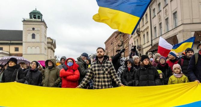 Принудительное возвращение мужчин из-за границы назад в Украину: ответ посла в Польше