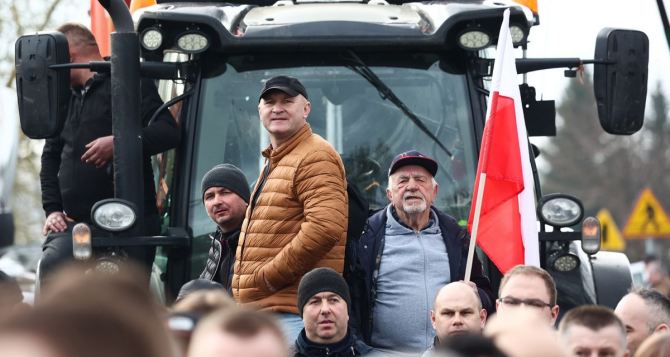 Польские власти выплатят субсидии фермерам, которые перекрывали украинскую границу. Аграрии предупредили, что могут продолжить блокаду