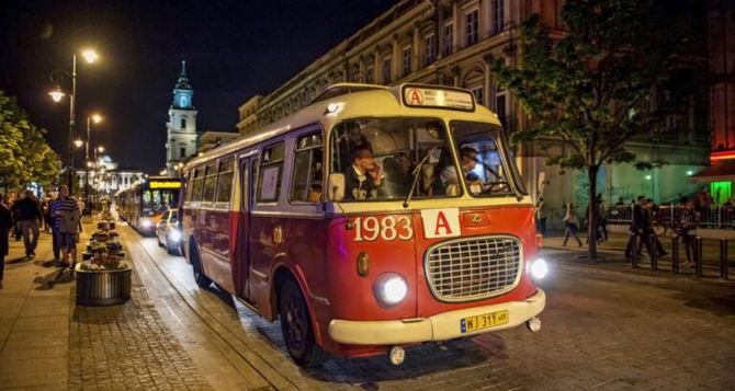 В Варшаве с  мая начнут ходить винтажные автобусы и трамваи и запускается бесплатный паром