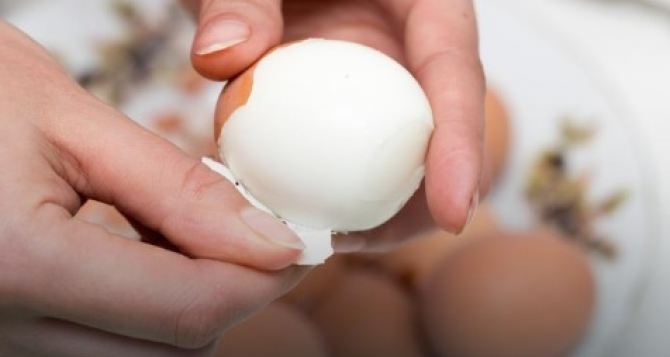 Добавьте копеечное средство, когда варите яйца и они с легкостью очистятся!