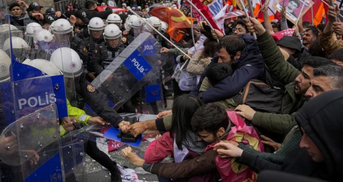 В Стамбуле полиция разогнала  участников первомайских демонстраций