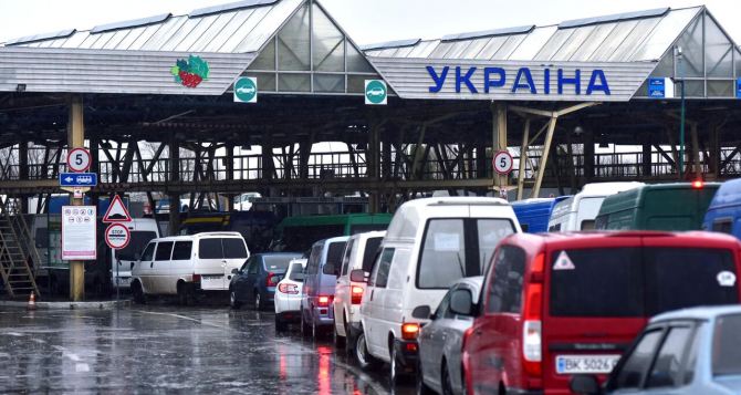 На границу даже не суйтесь, будете простаивать в очередях: украинцы активно возвращаются домой в канун Пасхи