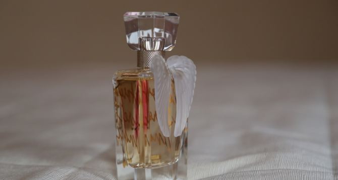 Роль упаковки в восприятии аромата: как дизайн флакона влияет на продажи парфюмерных продуктов