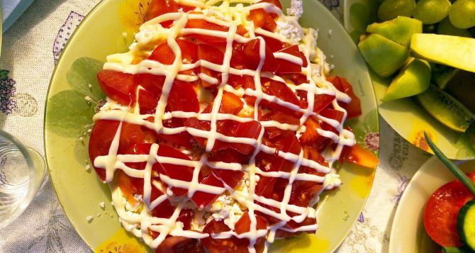 Салат с творогом, крабовыми палочками и помидорами: делается все просто, но есть небольшие нюансы
