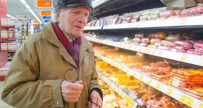 Сразу на 40 гривен: супермаркеты взвинтили цены на колбасу и сыр