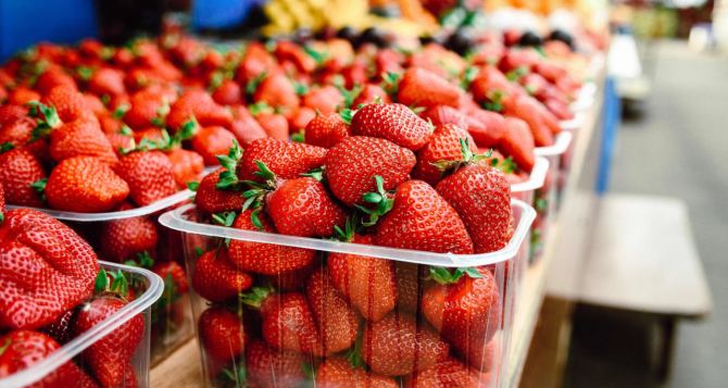 В Украине обвалились цены на популярную ягоду: почему она подешевела