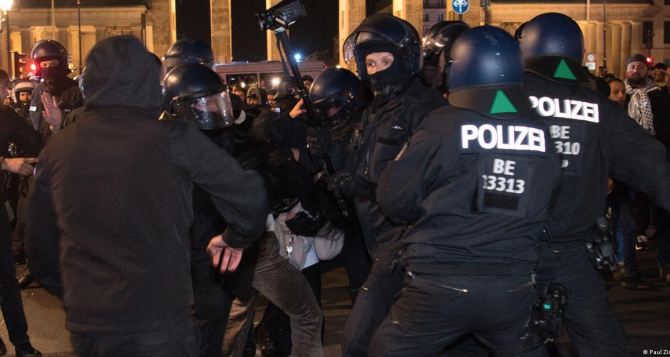 В субботу прошли столкновения во время пропалестинской акции в Берлине, ранены 4 полицейских