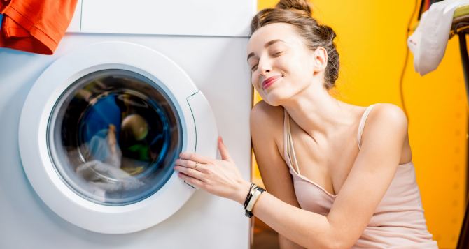 Зажмите две кнопки — и стиральная машинка сама очистится от жижи из грязи, плесени и остатков порошка: секрет вечной службы прибора