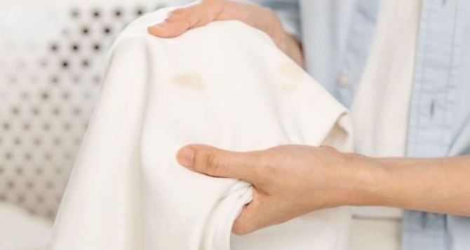 Вы забудете о пятнах на белой одежде: Как вывести желтые пятна от пота и дезодоранта?