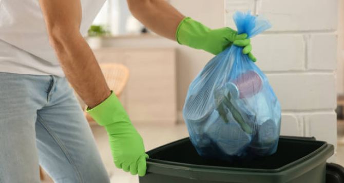 Используйте это средство при уборке и неприятного запаха из мусорного ведра больше не будет. Народный секрет, за копейки