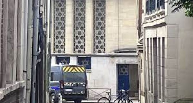 Во Франции подожгли синагогу. Вооруженный нападавший был убит полицией