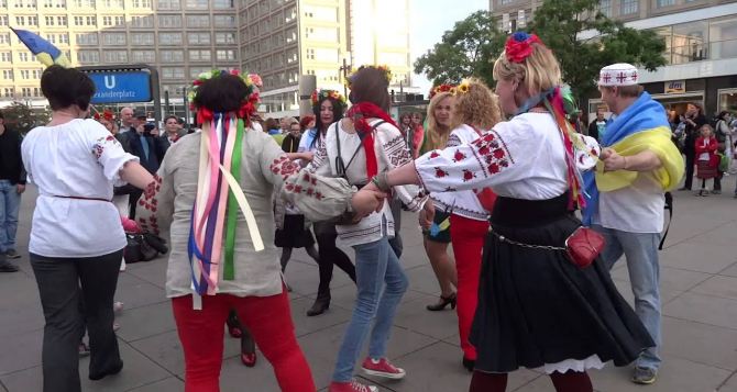 В Германии плюнули на украинцев в День вышиванки