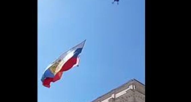 9 мая над зданием Рейхстага в Берлине, запустили дрон с прикрепленным флагом России и георгиевскими ленточками