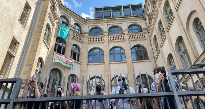 В Берлине протестующие, с антиизраильскими лозунгами захватили университет им. Гумбольдта
