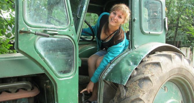 Женщин за руль трактора, а пенсионеров на сбор урожая: как в Украине справляются с нехваткой рабочих рук