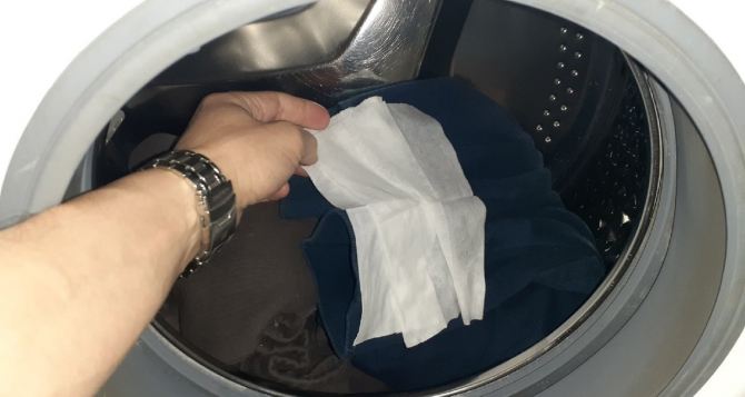 Зачем бережливые хозяйки кладут влажные салфетки в стиральную машину