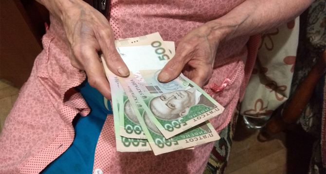 В июне пенсионеры могут получить денежную помощь от ООН: кто может ее получить и какой размер помощи
