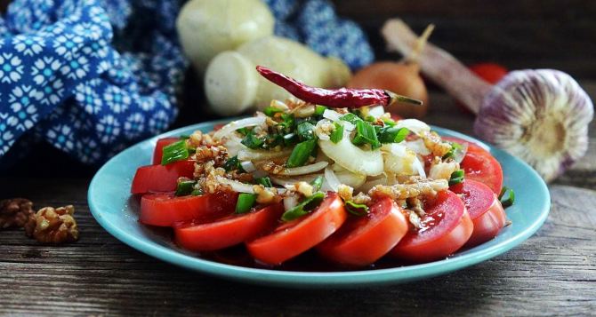 Супер-закуска для пикника: вкусный маринованный салат из помидоров всего за 30 минут