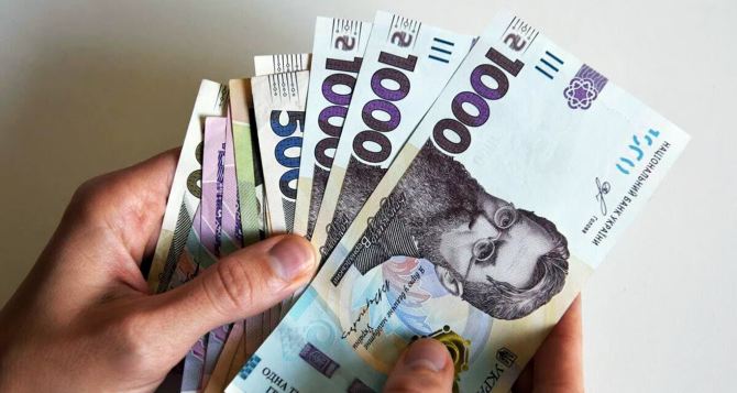 Безработным украинцам платят по 12 тысяч гривен: как получить деньги