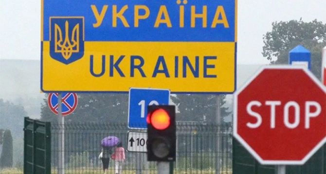 Украинцев с ВНЖ, ПМЖ и паспортами других стран больше не выпустят из страны: важные подробности