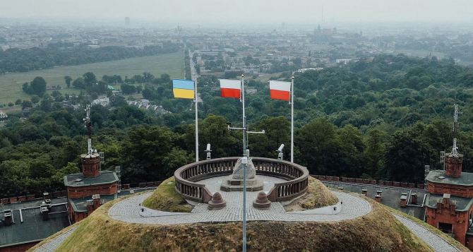В Польше, на Кургане Костюшко, местным депутатом был сорван украинский флаг
