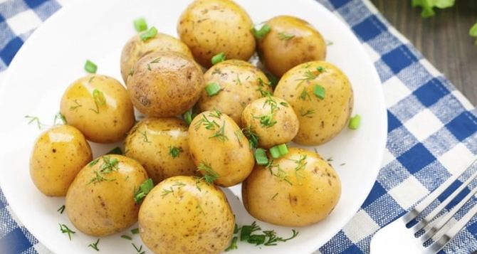 Откажитесь от молодого картофеля немедленно: оказывается мало что так вредно и опасно для нашего организма