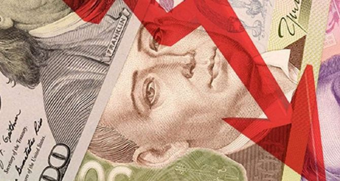 Курс валют: НБУ понижает гривну — евро и доллар стремительно дорожают