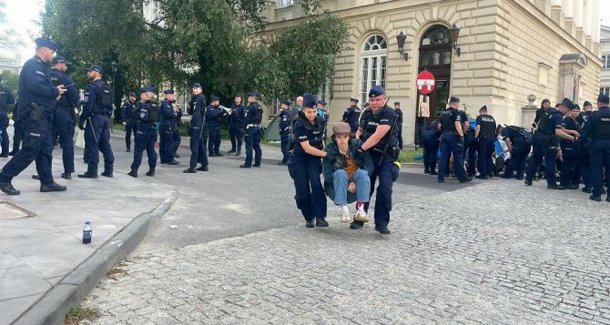 Полиция вынесла пропалестинских студентов из захваченного ими ранее университетского кампуса в Варшаве