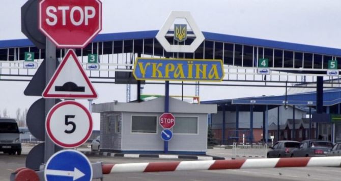 И не туда и не сюда. Украинские беженцы вернувшиеся  домой, чтобы встать на военный учет, не могут выехать за границу