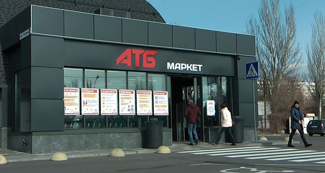 На кассе супермаркета АТБ ножом ранили мужчину: полиция сообщила детали