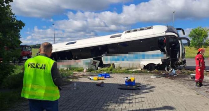 В Польше автобус, который ехал из Киева в Варшаву попал в ДТП. Пострадало 14 граждан Украины, в том числе двое детей