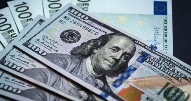 Доллар взял очередной антирекорд: курс валют на 21 июня 2024 года
