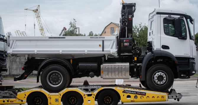 16 ремонтных грузовиков для украинских энергетиков передала компания из Германии