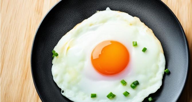 Домашние обалдеют от такой идеальной яичницы: секрет в том, как разбивать яйца