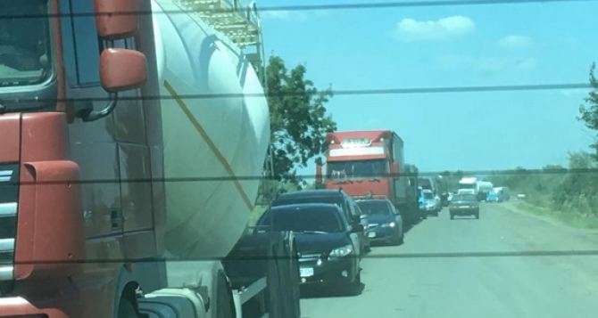 Километровые очереди транспорта при пересечении пропускного пункта на трассе Одесса-Рени, создают ряд опасностей для людей