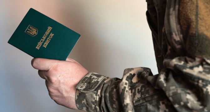 Мужчин постоянно живущих за границей поставят на военный учет: решение найдено