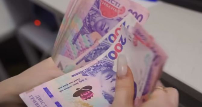 Украинцам выдают 10 800 гривен: куда обращаться за денежной помощью