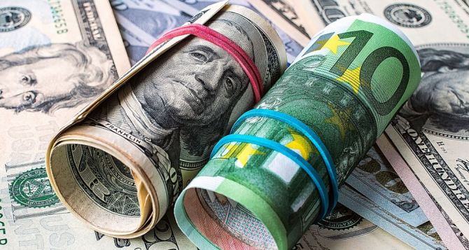 На валютном рынке Украины качели — доллар растёт, евро падает