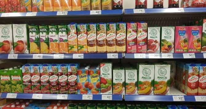 Дороже бензина. Супермаркеты обновили цены на кока-колу, минералку и сок. Новые цены — до 77 гривен за литр