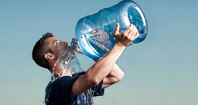 Мы даже воду пьем неправильно: Никогда больше не пейте стоя — проблем со здоровьем не оберешься